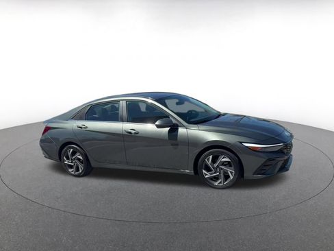 Used 2025 Hyundai Elantra SEL image 2
