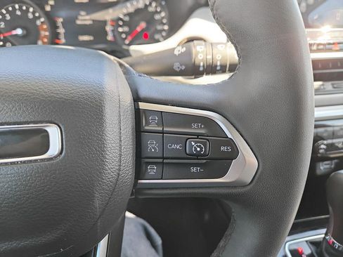 Used 2025 Jeep Compass Limited image 16