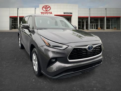 Used 2022 Toyota Highlander LE AWD/4WD image 3