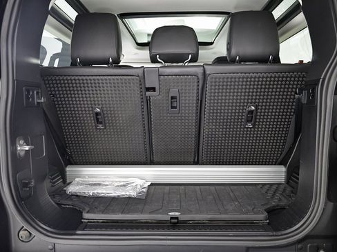 Used 2023 Land Rover Defender 90 S image 25