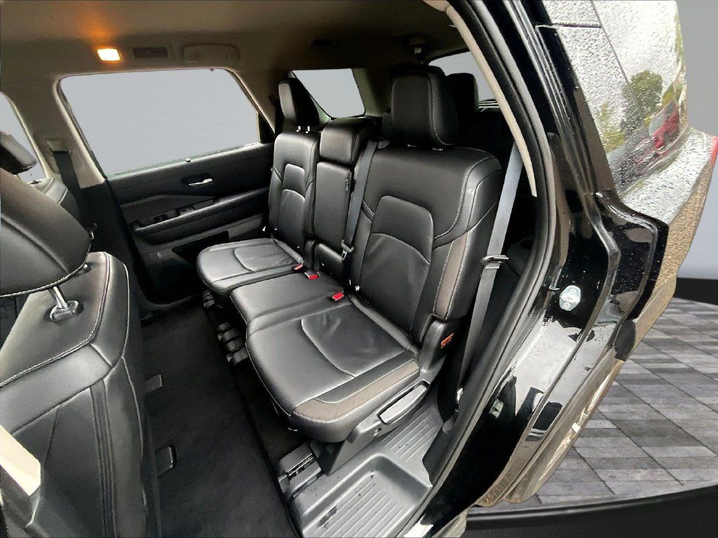 Used 2025 Nissan Pathfinder SL AWD/4WD image 24