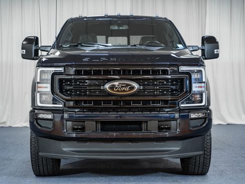 Used 2022 Ford F250 Lariat w/ Black Appearance Pkg image 2