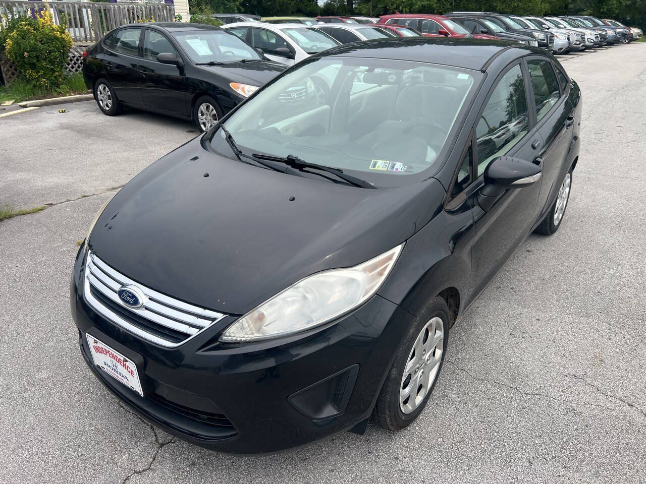 Used 2013 Ford Fiesta SE FWD image 2