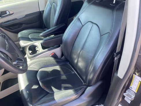 Used 2022 Chrysler Pacifica Touring-L FWD image 11