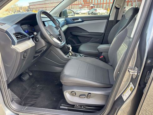 Used 2024 Volkswagen Taos SE image 8