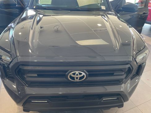 Certified 2025 Toyota Tacoma SR5 AWD/4WD image 23