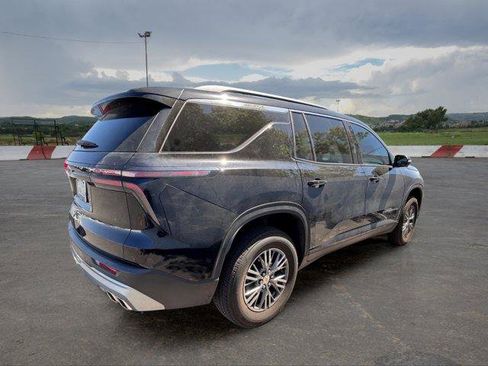 Used 2025 Chevrolet Traverse LT w/ Driver Confidence Package FWD image 3