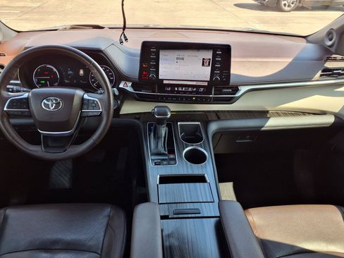 Used 2024 Toyota Sienna Platinum FWD image 4
