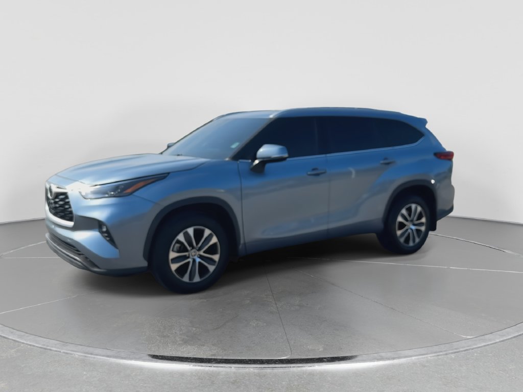 Used 2022 Toyota Highlander XLE AWD/4WD image 4
