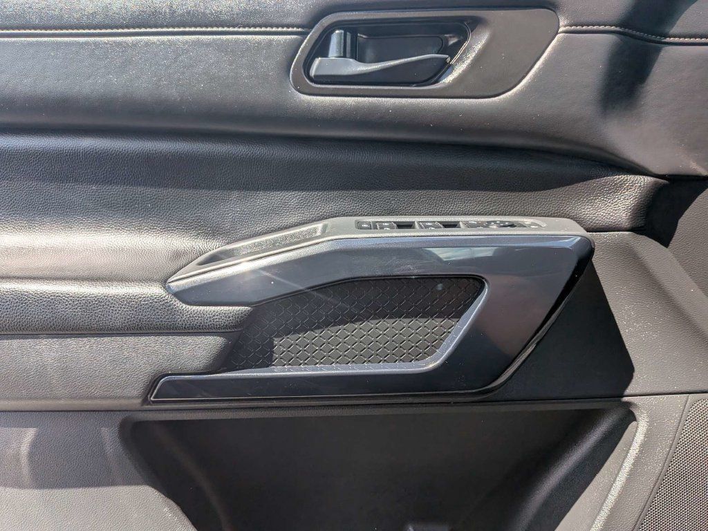 Used 2025 Nissan Pathfinder SV AWD/4WD image 23