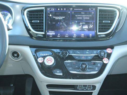 Used 2024 Chrysler Pacifica Touring-L image 15