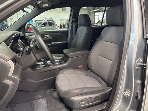 Used 2023 Chevrolet Traverse LT w/ Rear Camera Mirror Package image 9