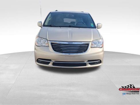 Used 2013 Chrysler Town & Country Touring FWD image 10