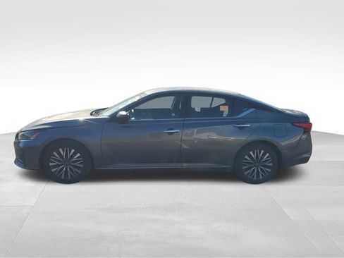 Used 2024 Nissan Altima 2.5 SV image 2