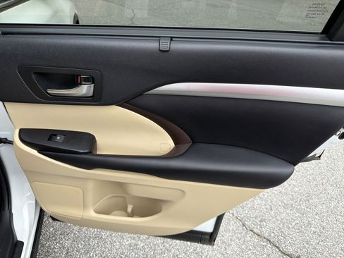 Used 2019 Toyota Highlander XLE image 18