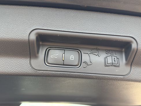 Used 2023 Ford Explorer XLT RWD image 7
