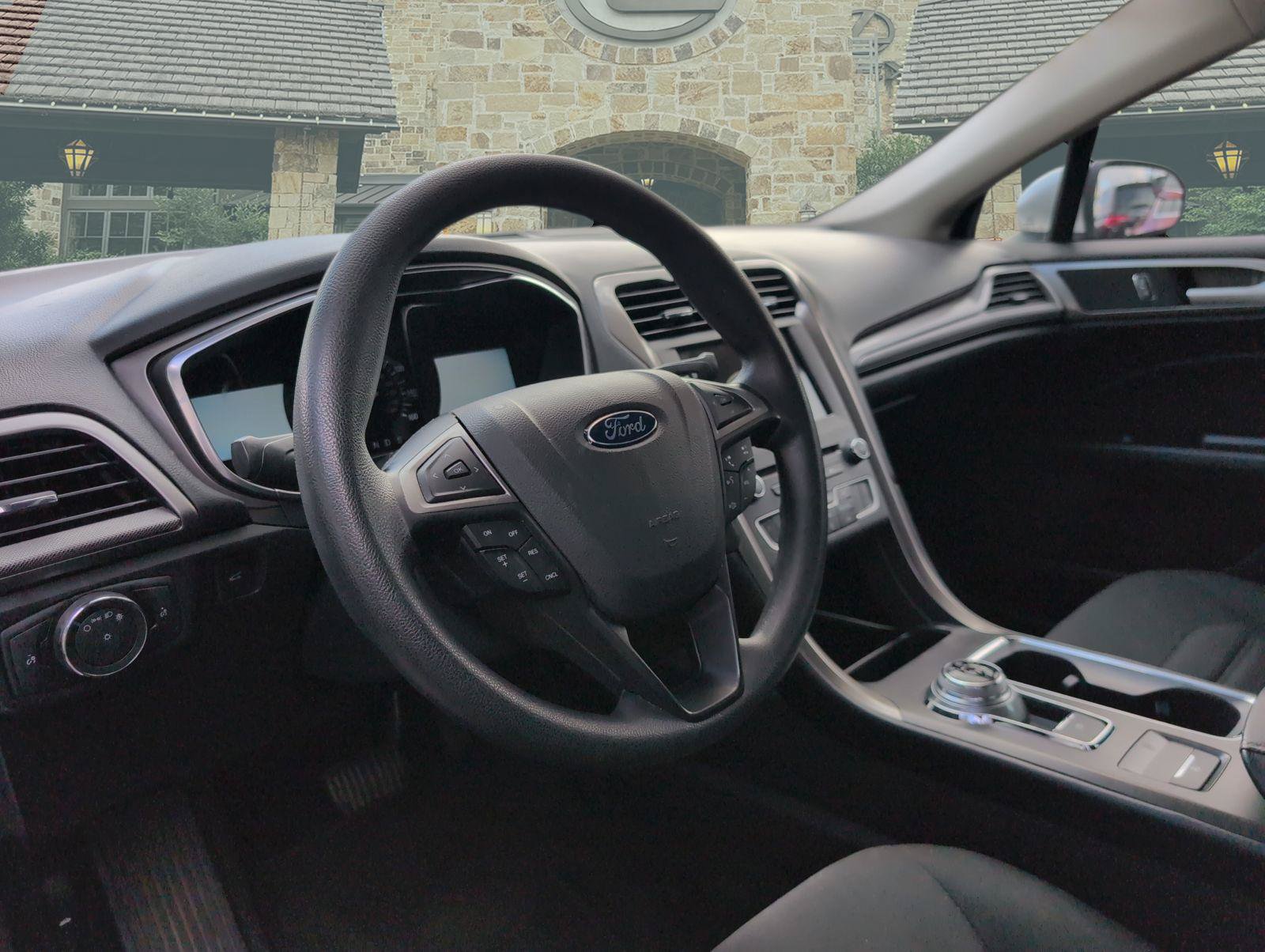 Used 2017 Ford Fusion SE w/ Fusion SE Technology Package FWD image 6