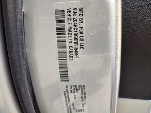 Used 2024 Chrysler Pacifica Touring-L FWD image 11