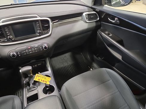 Used 2020 Kia Sorento LX image 19