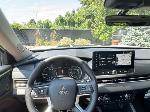 New 2025 Mitsubishi Outlander SE image 27