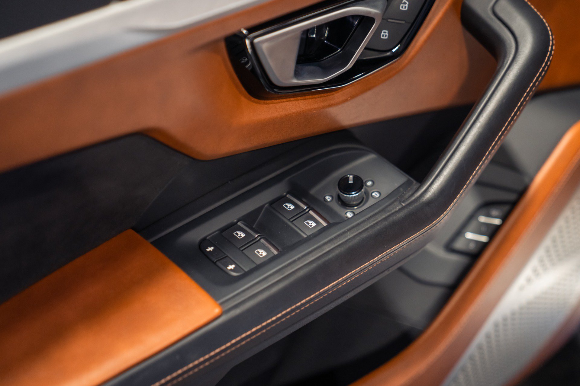 Used 2019 Lamborghini Urus AWD/4WD image 30