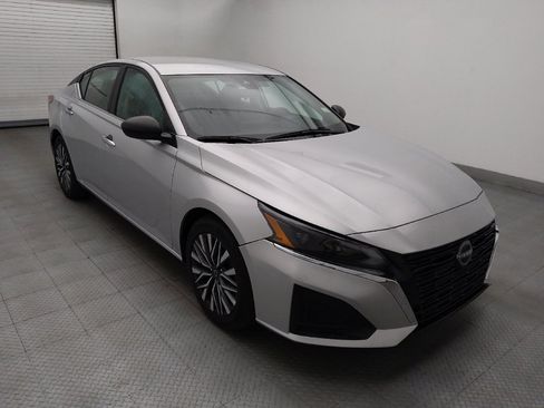 Used 2025 Nissan Altima 2.5 SV FWD image 13