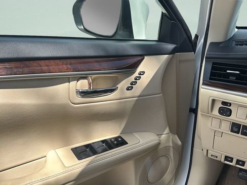 Used 2015 Lexus ES 350 w/ Luxury Package FWD image 16