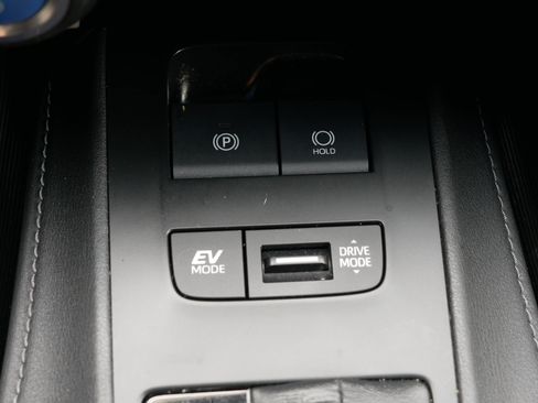 Used 2022 Toyota Venza XLE image 32