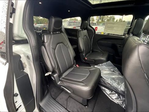 New 2026 Chrysler Pacifica Select image 20