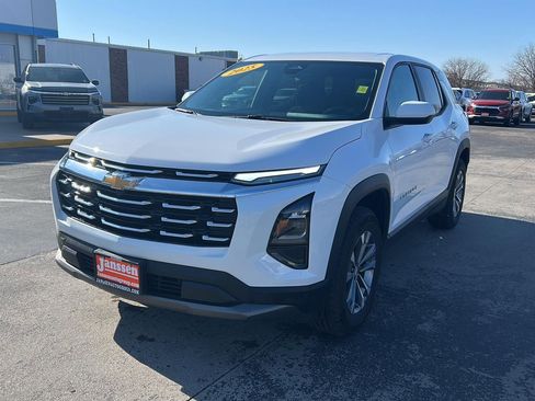 Used 2025 Chevrolet Equinox LT image 2