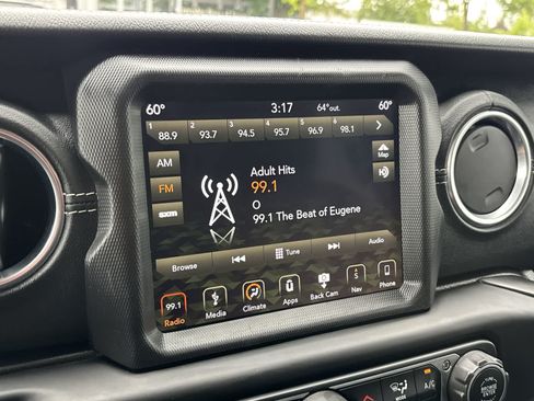 Used 2019 Jeep Wrangler Unlimited Sahara AWD/4WD image 17