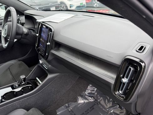 Used 2023 Volvo C40 P8 Recharge Ultimate image 31