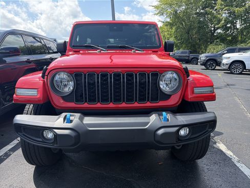 Certified 2024 Jeep Wrangler Unlimited w/ Convenience Group AWD/4WD image 2