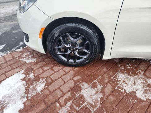 Used 2020 Chrysler Pacifica Touring-L image 6