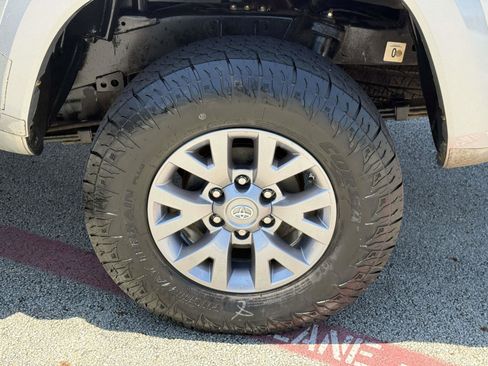 Used 2018 Toyota Tacoma SR5 RWD image 8