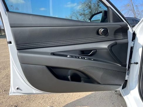 Used 2025 Hyundai Elantra SEL image 12