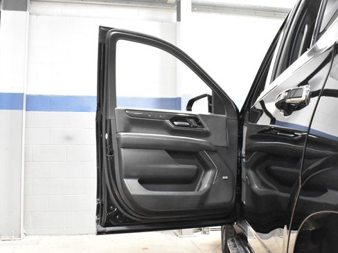 Used 2025 GMC Yukon Elevation AWD/4WD image 13