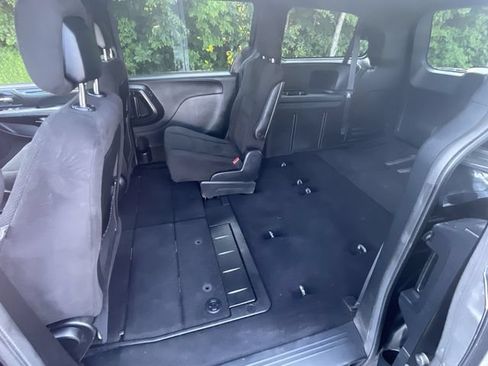 Used 2016 Dodge Grand Caravan SE FWD image 23