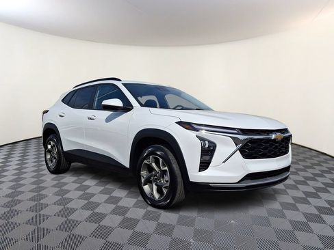 Used 2025 Chevrolet Trax LT FWD image 1