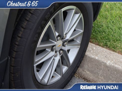 Used 2023 Chevrolet Traverse LT FWD image 24