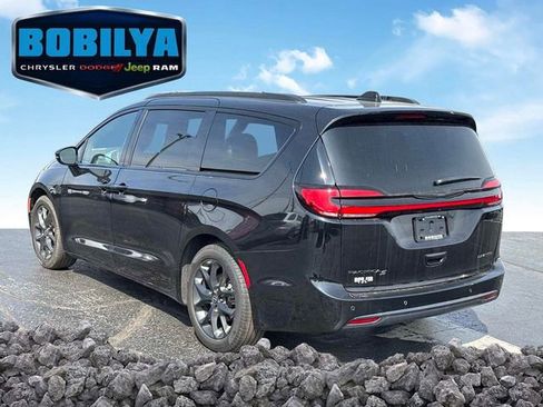 Used 2025 Chrysler Pacifica Limited FWD image 4