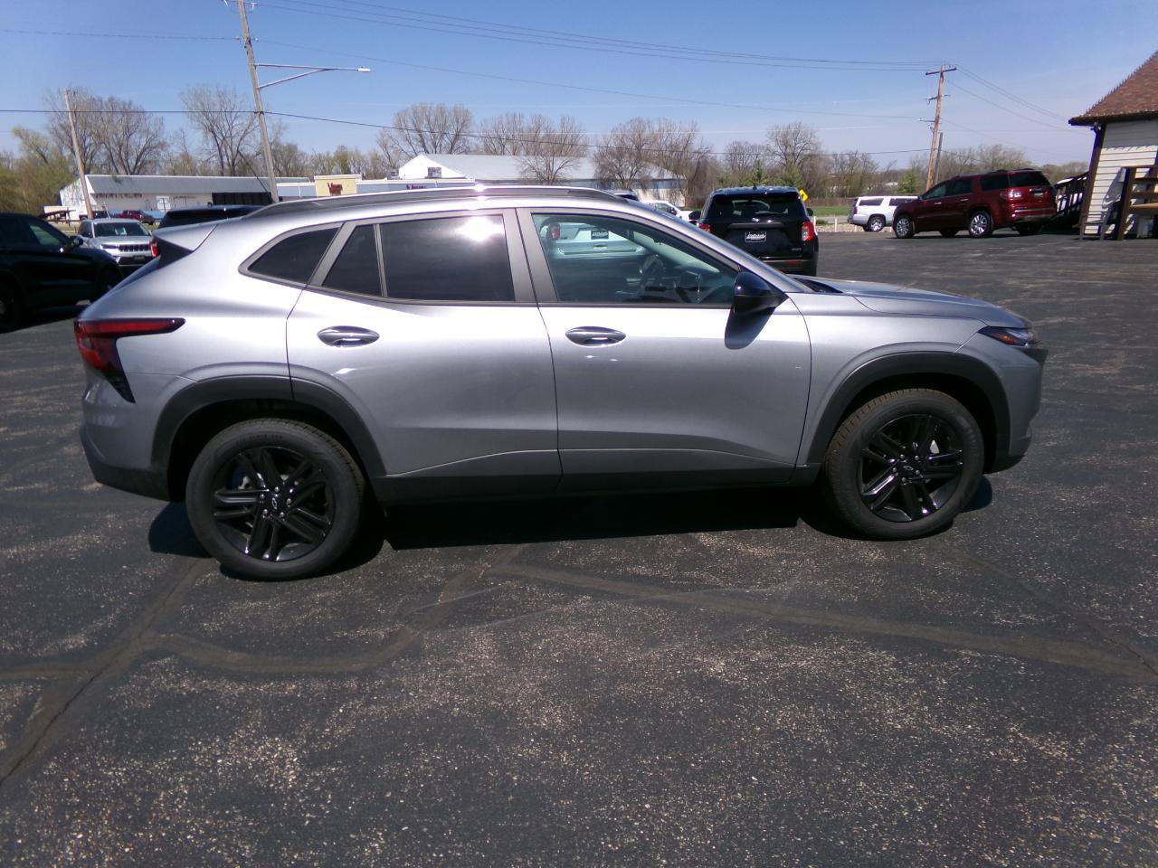 Used 2025 Chevrolet Trax ACTIV w/ Sunroof Package FWD image 2