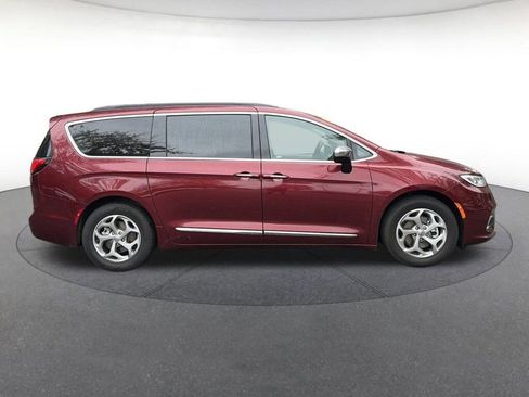Used 2023 Chrysler Pacifica Limited image 7
