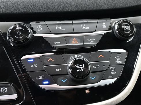 Used 2023 Chrysler Pacifica Touring-L FWD image 9