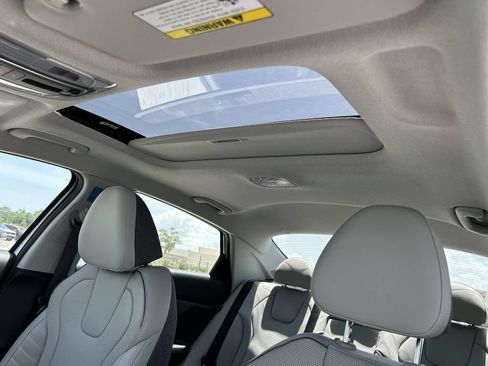 New 2025 Hyundai Elantra Limited FWD image 23