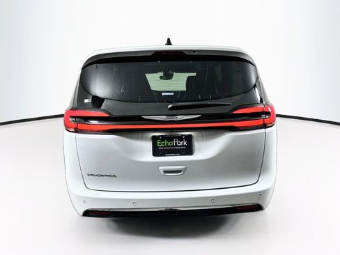 Used 2024 Chrysler Pacifica Touring-L FWD image 7