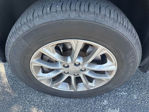 Used 2019 Jeep Cherokee Latitude Plus w/ Comfort/Convenience Group AWD/4WD image 6