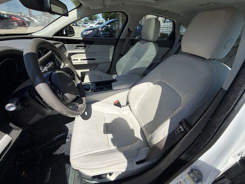 Used 2017 Jaguar XF Premium RWD image 9