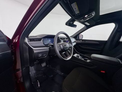 Used 2025 Jeep Grand Cherokee Laredo X w/ Luxury Tech Group I RWD image 20