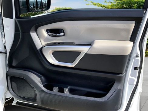 Used 2021 Nissan Titan SV w/ SV Convenience Package image 28